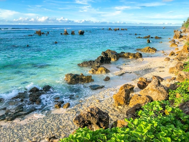 L’île lunaire Nauru: pinacles calcaires et paysages mystérieux